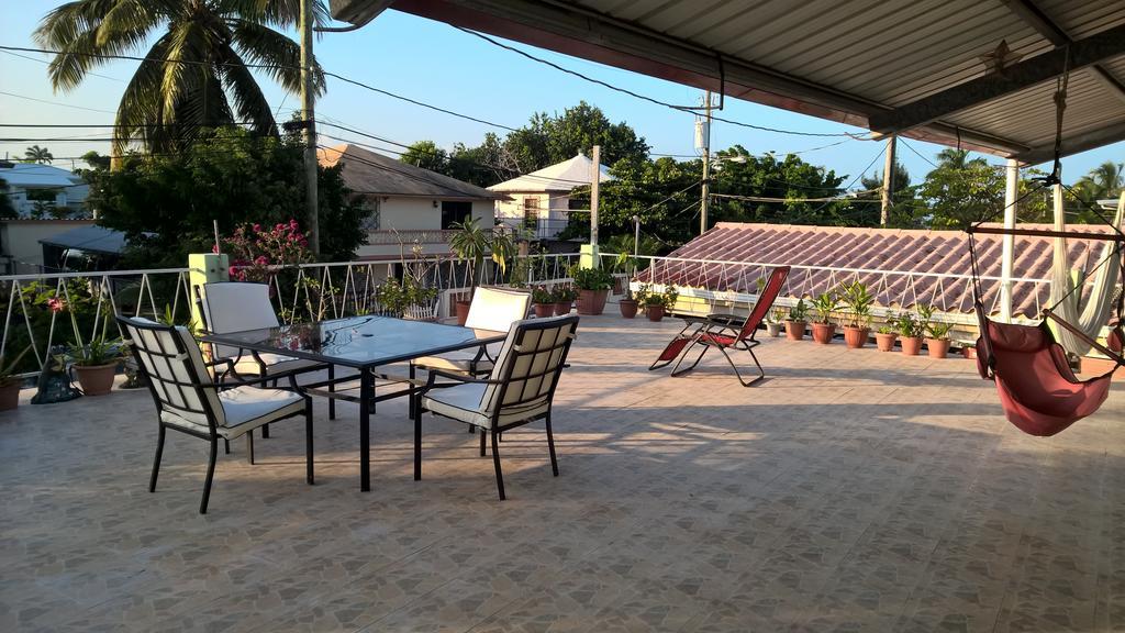 The Red Hut Inn Belize City Rum bild
