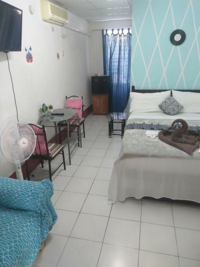 The Red Hut Inn Belize City Exteriör bild